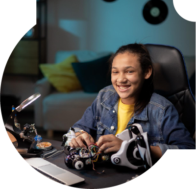 Niña reparando un robot